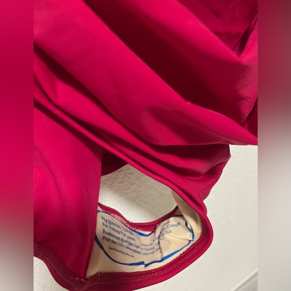 MiracleSuit Women’s Razzle Dazzle Siren One Piece Swimsuit Grenadine Red - Picture 7 of 14